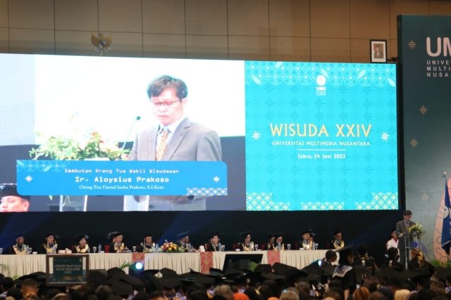 Rektor UMN, Dr. Ninok Leksono, menyampaikan sambutan di hadapan peserta wisuda Universitas Multimedia Nusantara (UMN).