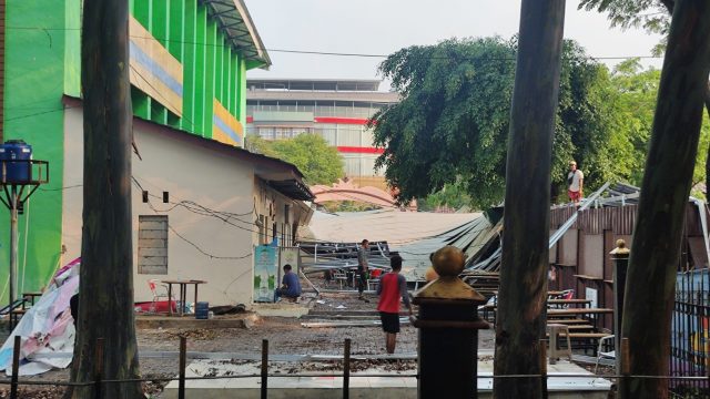 Awning Pusat Kuliner Kota Serang ambruk.