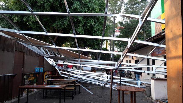 Kondisi awning pusat kuliner Kota Serang. (Foto: Audindra/Bantennews.co.id)