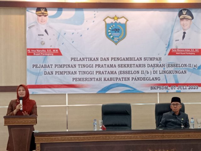 Bupati Pandeglang Irna Narulita saat memberikan sambutan pada acara pelantikan 11 Pejabat Tinggi Pratama.