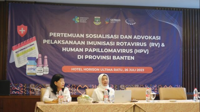 Kepala Dinkes Provinsi Banten Ati Pramudji Hastuti pemberikan pemaparan imunisasi RV dan HPV.