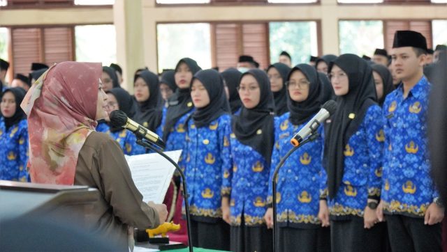 Bupati Pandeglang Irna Narulita menandatangani SK pengangkatan PNS di Gedung Pendopo Bupati Pandeglang.