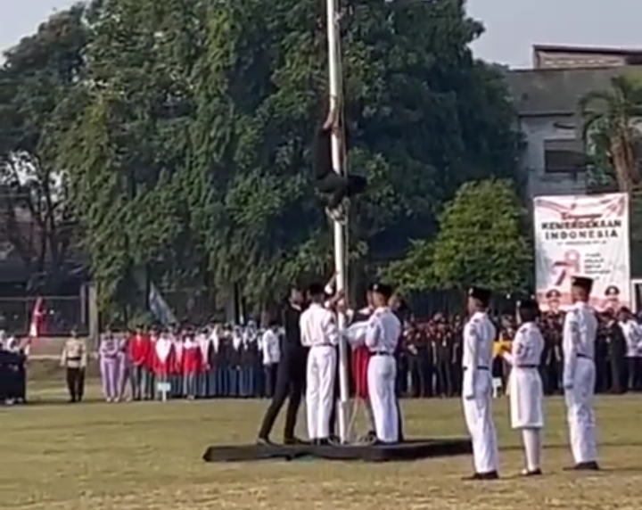 Viral Aksi Heroik Pria Di Tangsel Panjat Tiang Bendera Upacara Hut Ri