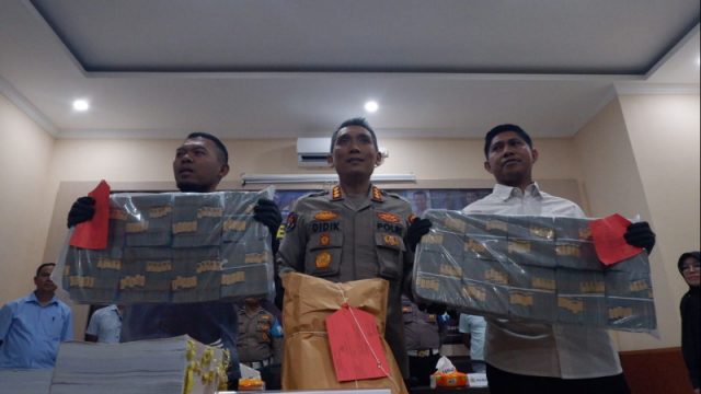 Kabid Humas Polda Banten Kombes Pol Didik Hariyanto (tengah) bersama Wadirkrimsus (kiri) dan Kasubdit III menunjukan batang bukti. (Iyus/bantennews.co.id)