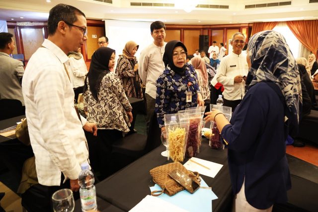 Pj Sekda Pemprov Banten Virgojanti didampingi Kepala Dispora Provinsi Banten Ahmad Syaukani meninjau salah satu stan produk.