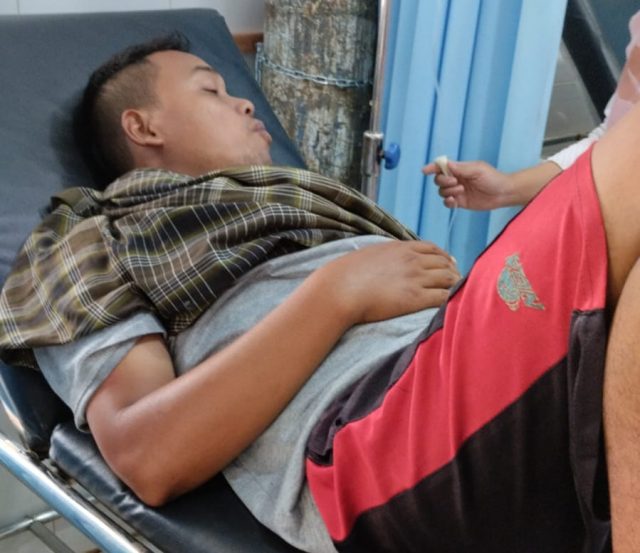 Kondisi warga yang diduga keracunan makanan mendapatkan perawatan medis di Puskemas Saketi, Pandeglang, Banten.