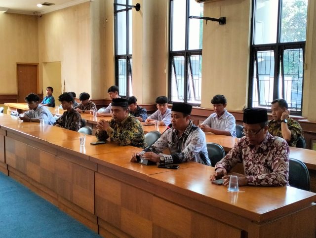 Pegawai dan anggota DPRD Pandeglang melakukan doa bersama untuk warga Palestina.