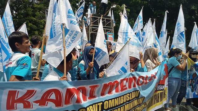 Para buruh saat melakukan aksi unjuk rasa di depan kantor Pemda Lebak.