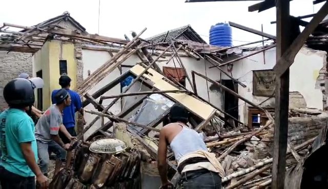 Hujan deras disertai angin kencang yang melanda wilayah Rangkasbitung merobohkan sebuah rumah.