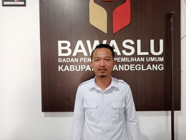 Kepala DPKPP Kabupaten Pandeglang (kedua dari kanan) sebelum memberikan klarifikasi di Kantor Panwascam Carita.