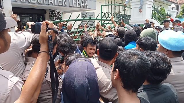 Puluhan mahasiswa yang terlibat ricuh dengan anggota polisi yang berjaga saat demo.