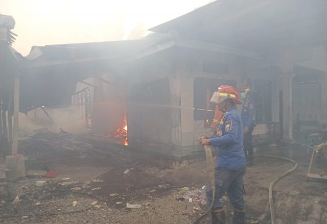 Petugas Damkar Kabupaten Serang berusaha memadamkan dua rumah warga Kampung Kareo Kulon, Desa Sukamanah, Kecamatan Baros, Kabupaten Serang, Banten pada Selasa (19/12/2023). (Ist)