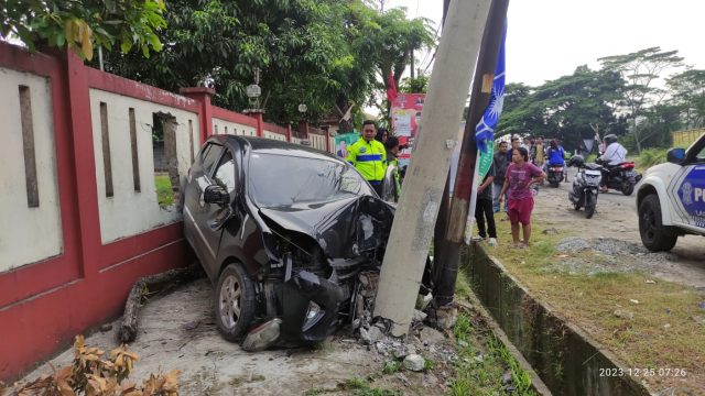 Mobil Agya yang mengalami kecelakaan tunggal menabrak tiang listrik.